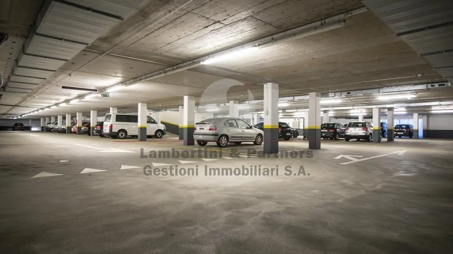 Place de parking extérieure à louer - Via Luigi Lavizzari 8, 6600 Locarno