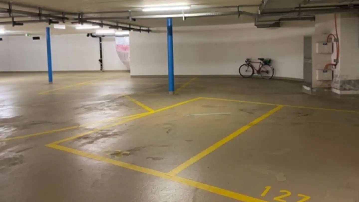 Place de parking extérieure à louer - Manessestrasse 85, 8045 Zürich