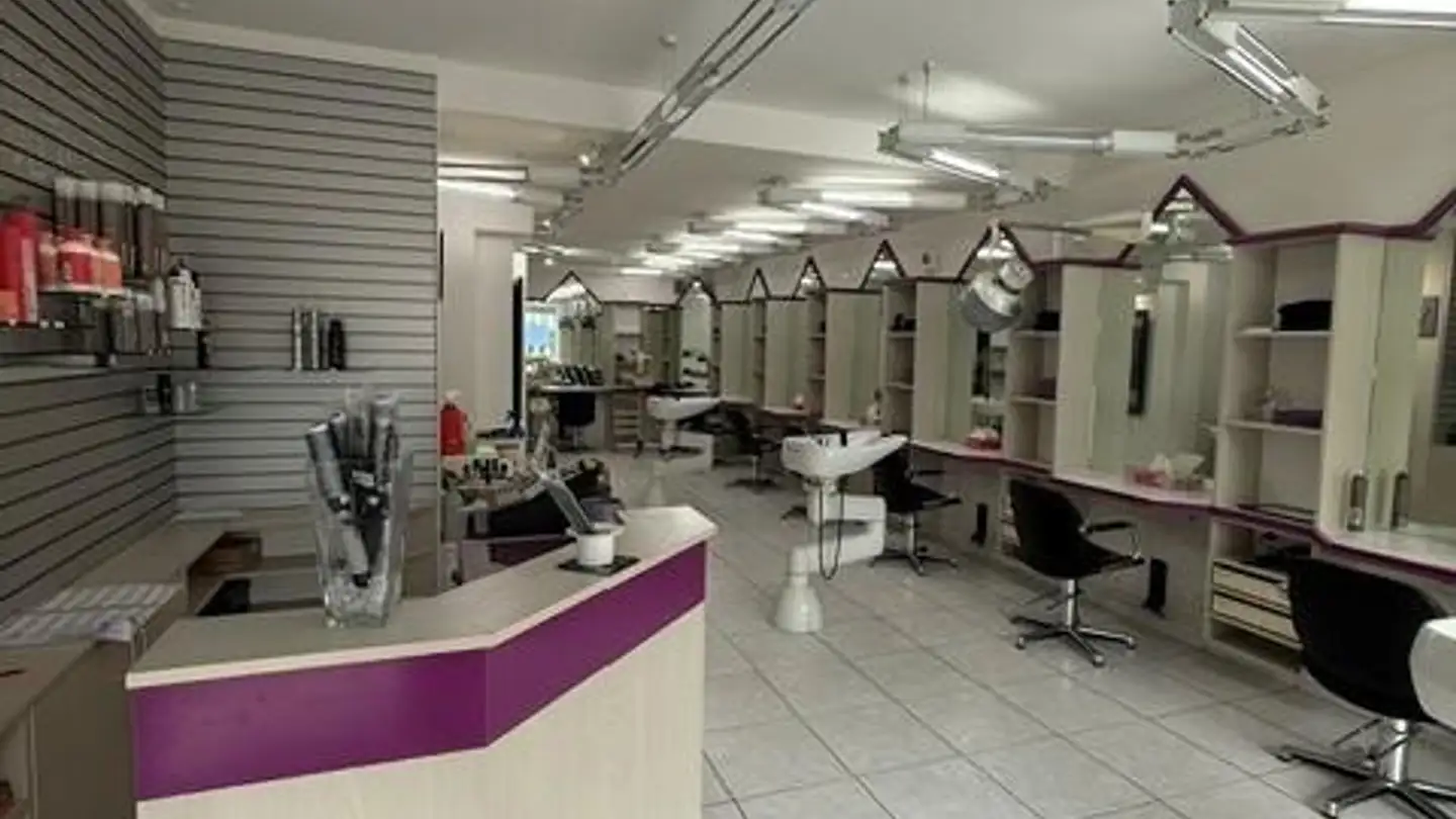 Commercial à louer - Holeestrasse 145, 4054 Basel