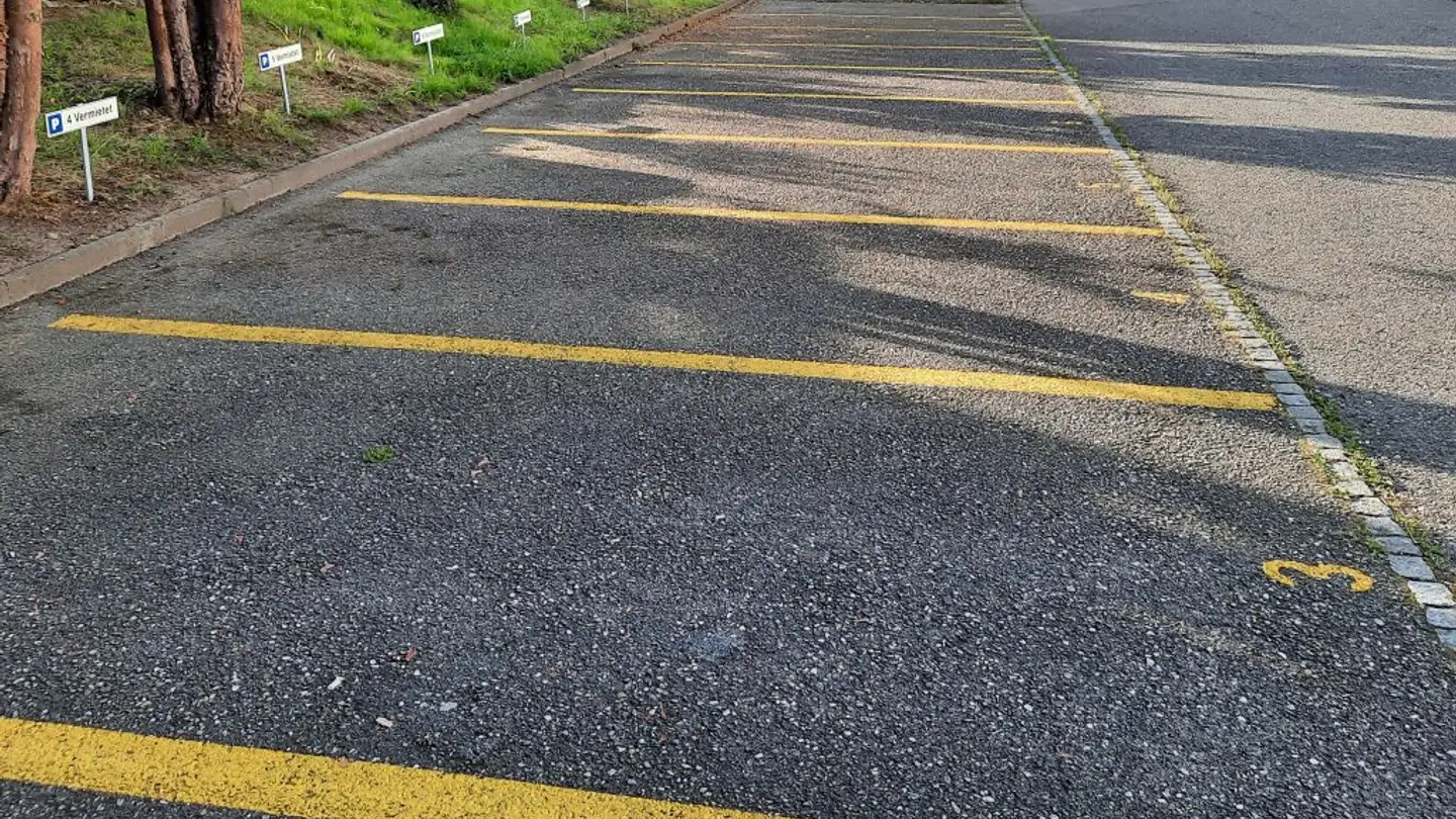 Place de parking extérieure à louer - Carl-Franz-Bally-Strasse 34, 5012 Schönenwerd