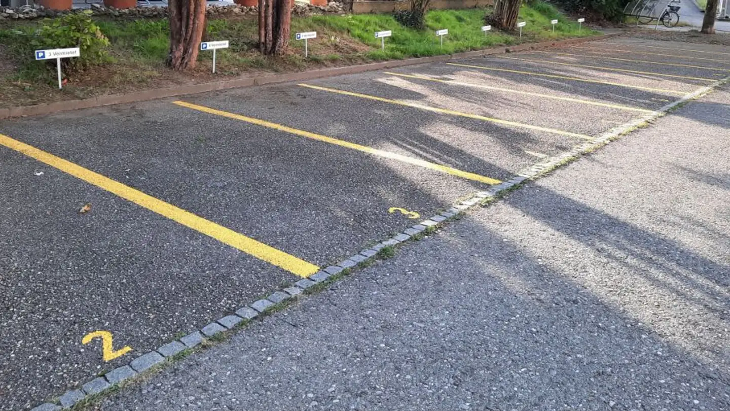 Place de parking extérieure à louer - Carl-Franz-Bally-Strasse 34, 5012 Schönenwerd - Photo 3