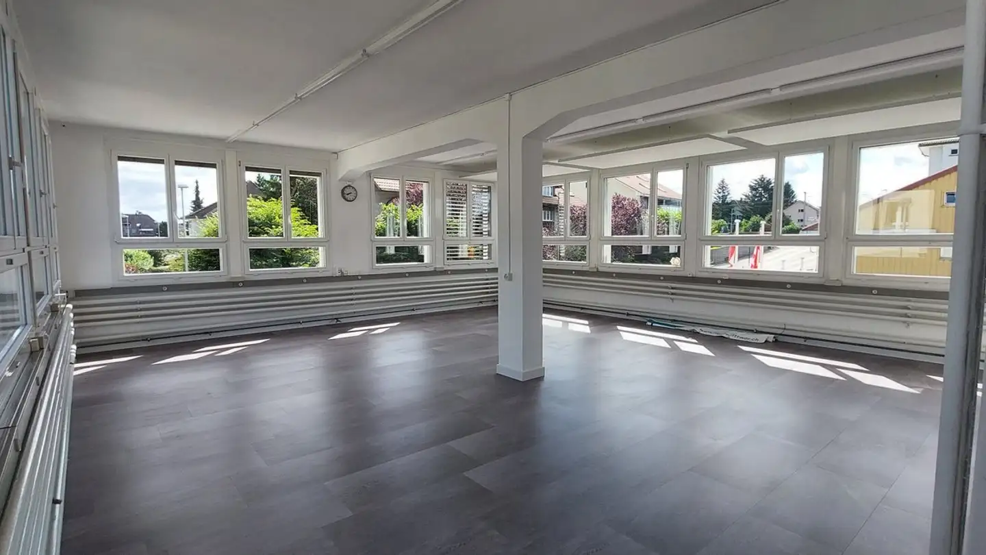 Immeuble industriel à louer - Bürenstrasse 10, 2543 Lengnau BE
