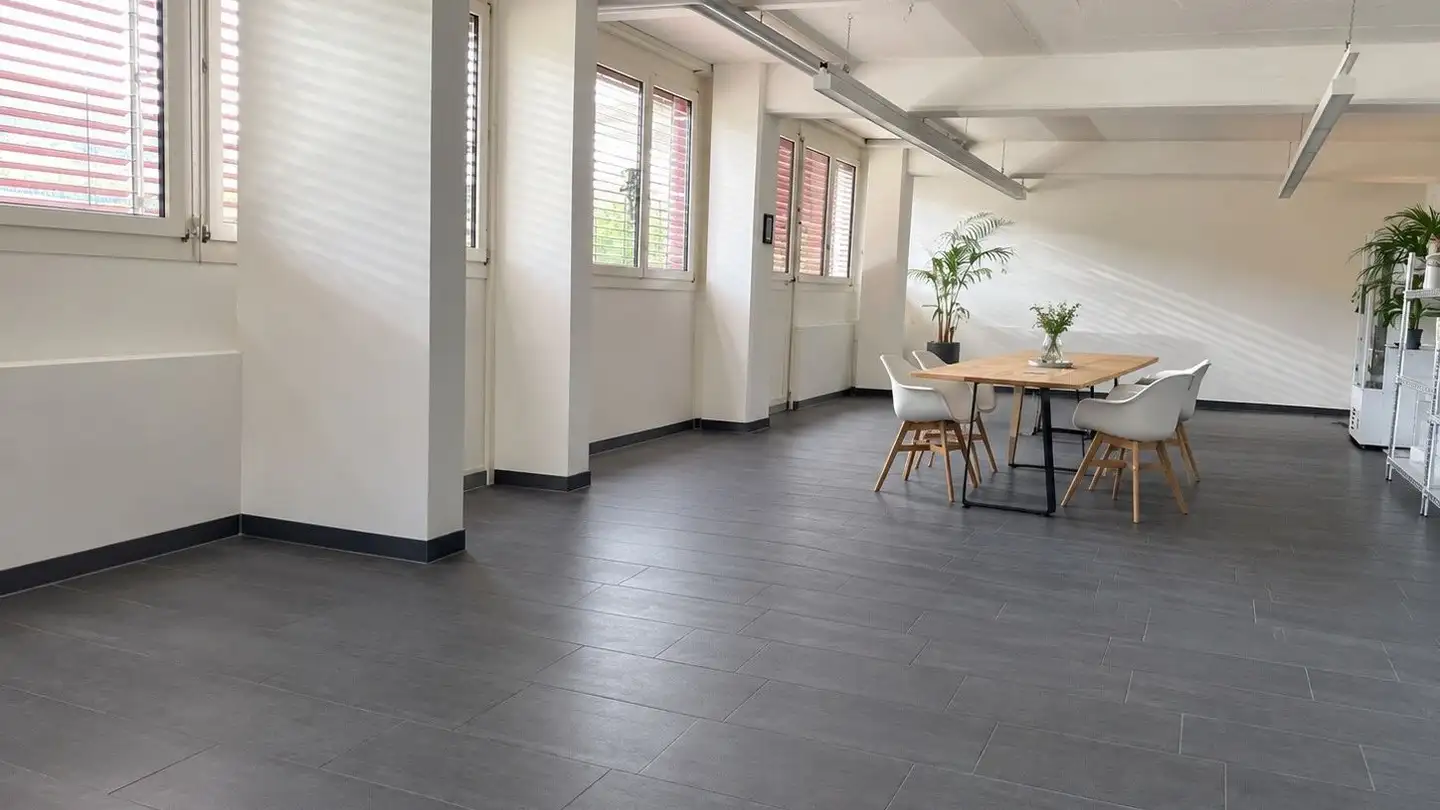 Commercial à louer - Steinbruggstrasse 21, 8165 Oberweningen