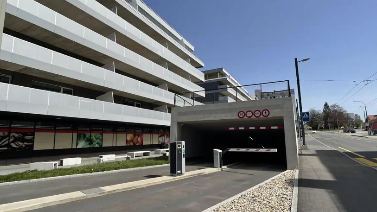 Place de parking souterraine à louer - Rue de la Charrière 61, 2300 La Chaux-de-Fonds