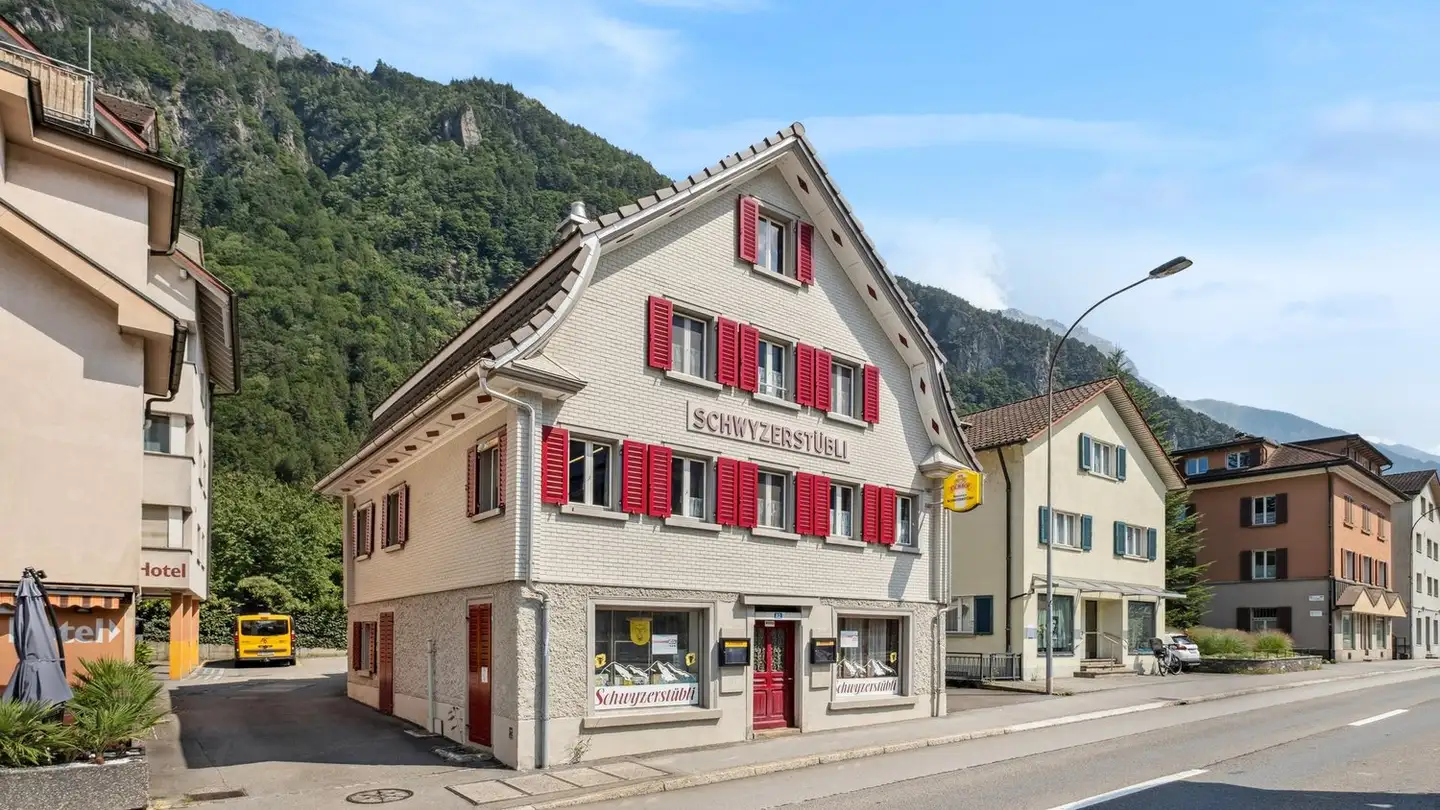 Mixed-use building for sale - 6472 Erstfeld