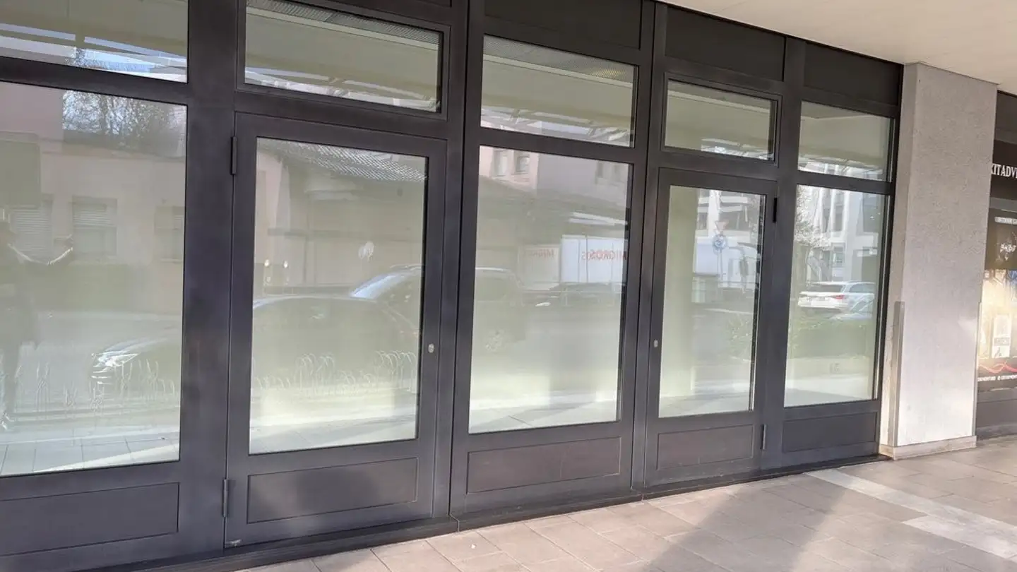 Negozio con vetrina in affitto - Allmeindstrasse 19, 8645 Jona