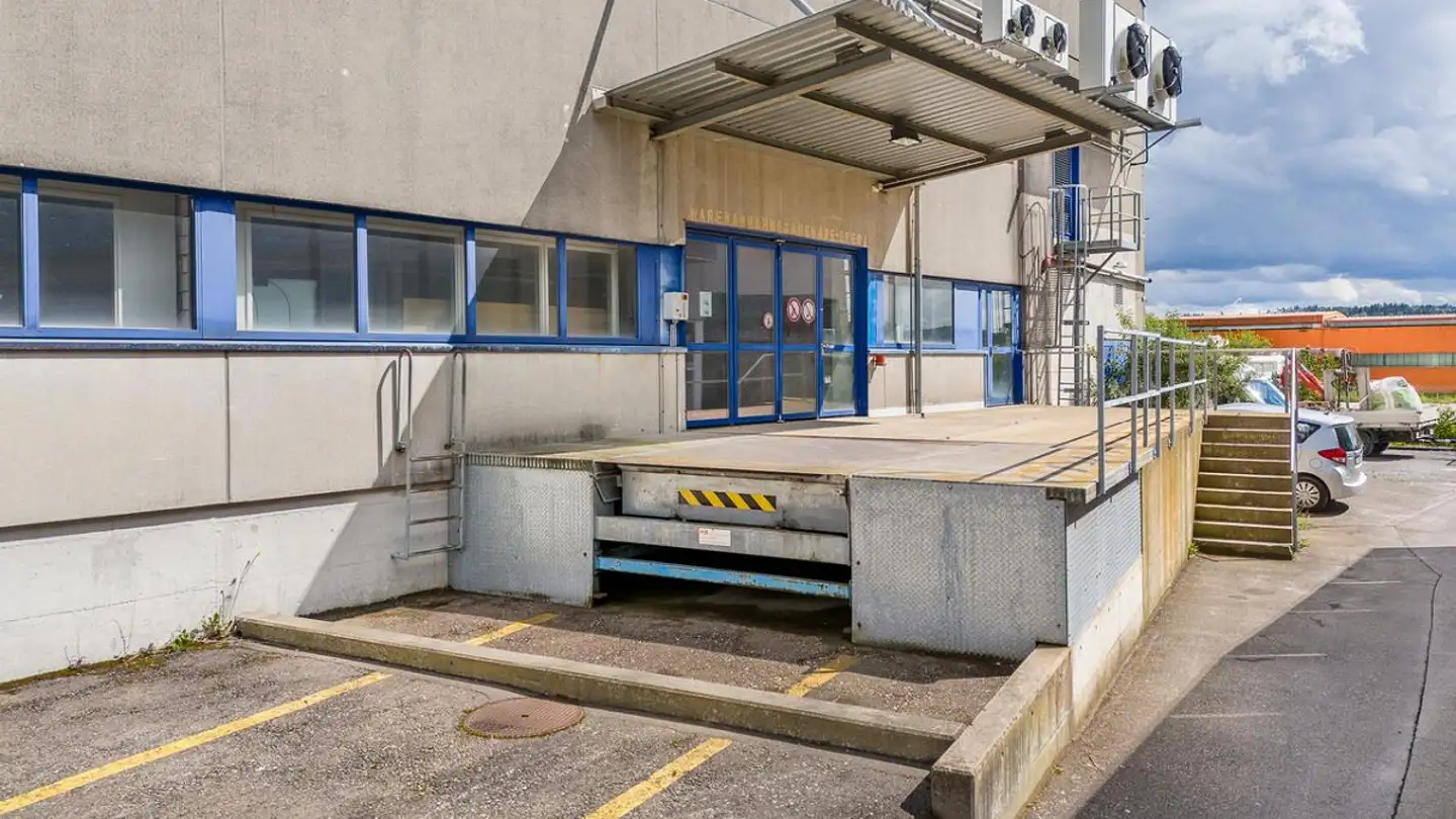 Edificio ad uso misto in vendita - Gewerbestrasse 16, 8155 Niederhasli - Photo 4