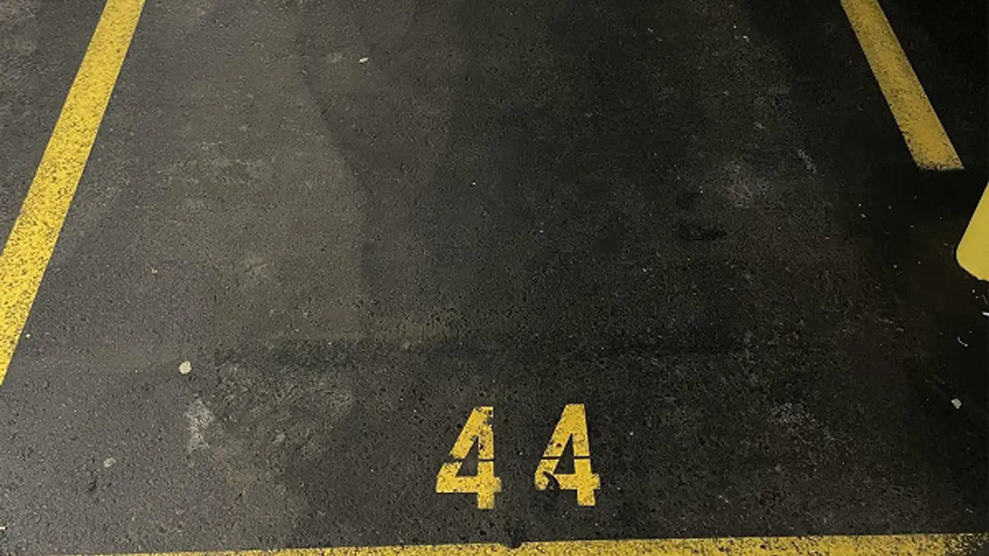 Place de parking couverte à louer - Amthofstrasse, 8630 Rüti ZH