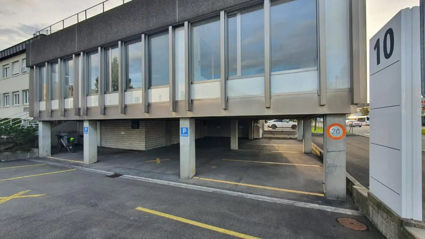 Place de parking extérieure à louer - Alte Steinhauserstrasse 10, 6330 Cham