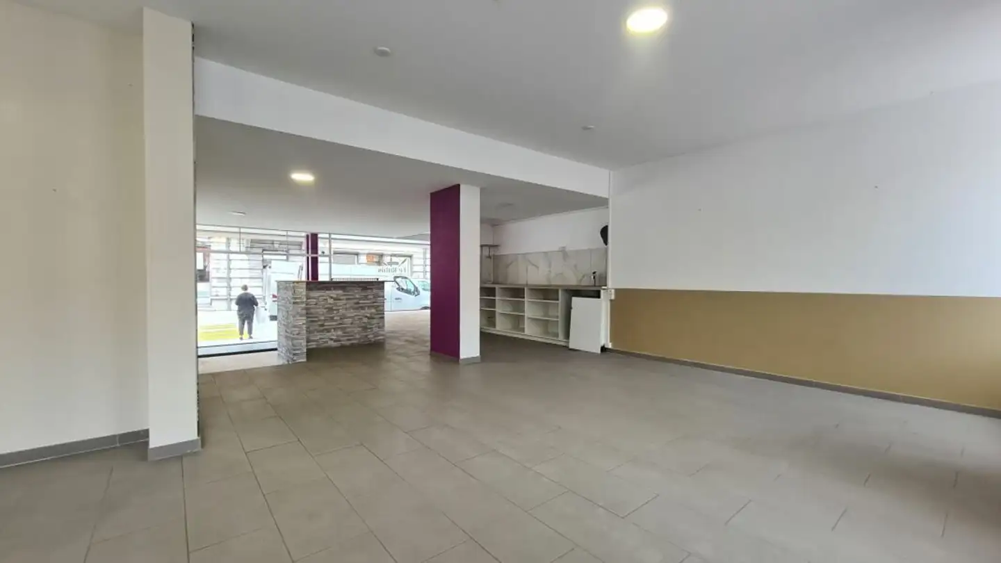 Grande magazzino in affitto - Rue Daniel-Jeanrichard, 2400 Le Locle - Photo 2