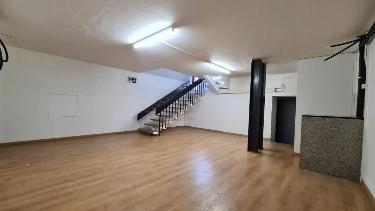 Grande magazzino in affitto - Rue Daniel-Jeanrichard, 2400 Le Locle - Photo 4