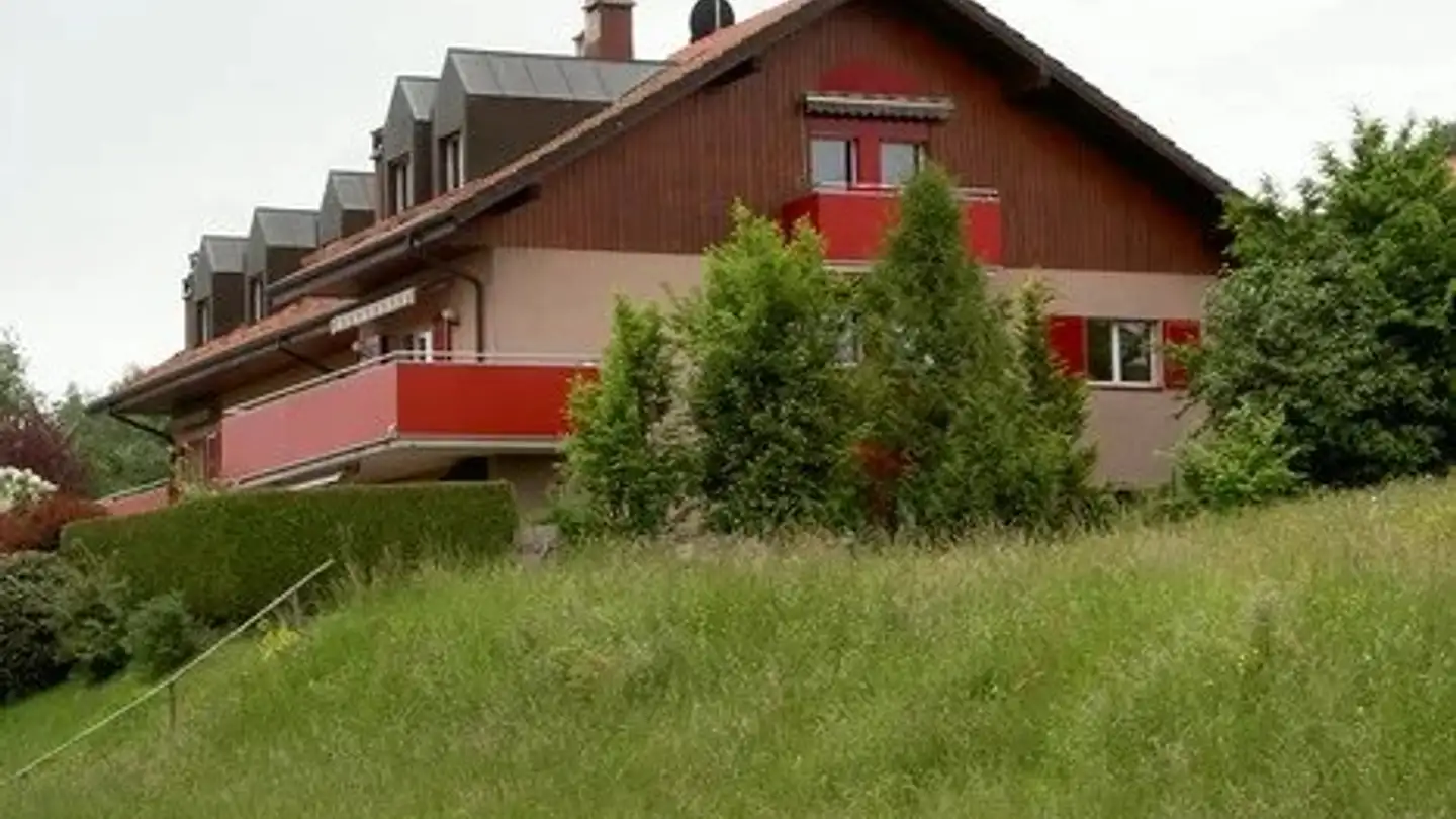 Place de parking extérieure à louer - Rue Du Village 57, 1081 Montpreveyres