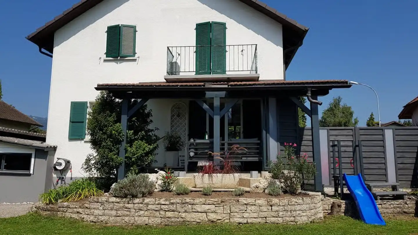 Single house for sale - 2562 Port