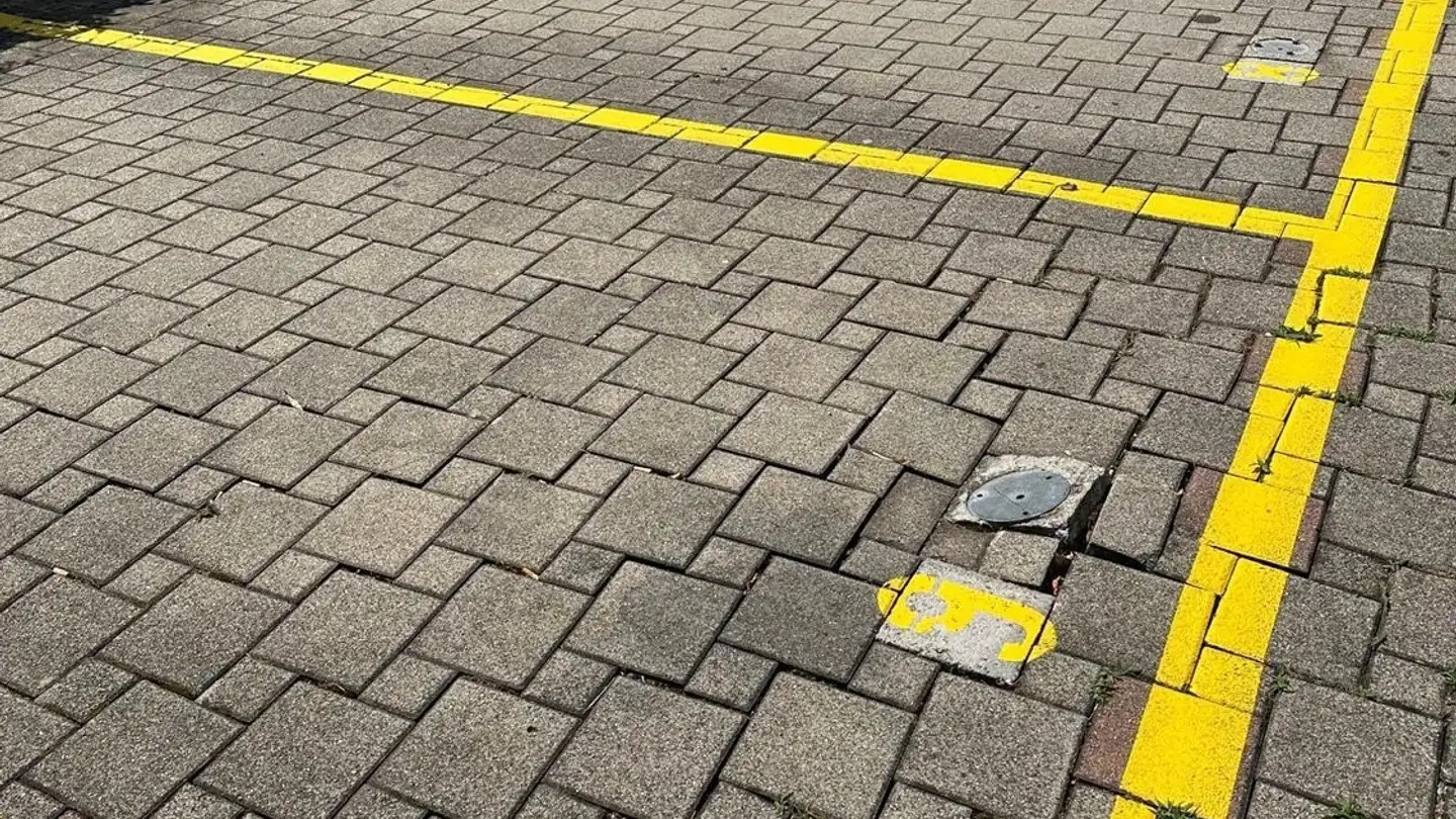 Place de parking extérieure à louer - Wangenstrasse 2, 8600 Dübendorf