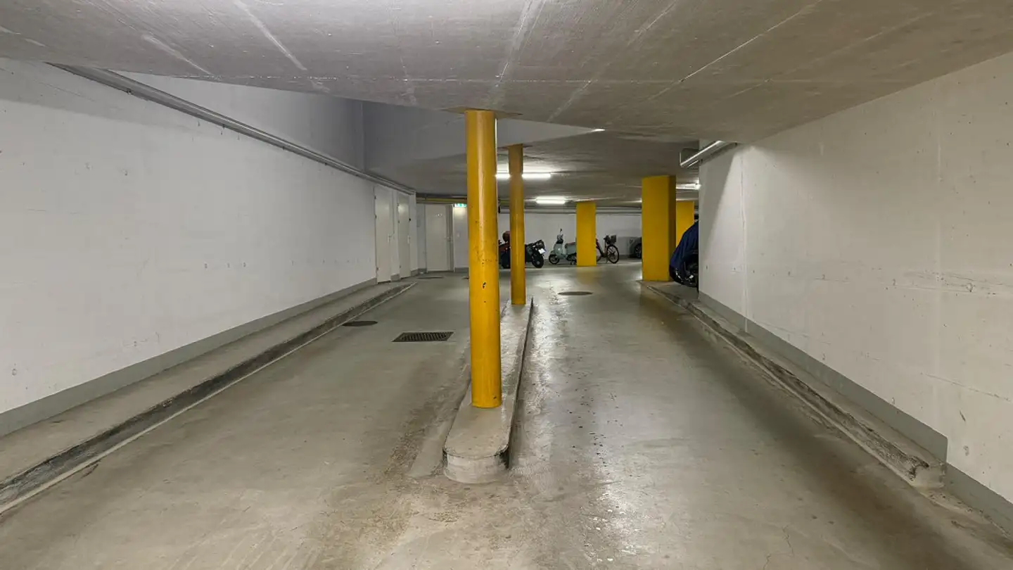 Place de parking souterraine à louer - Haldenstrasse 44, 8134 Adliswil - Photo 2