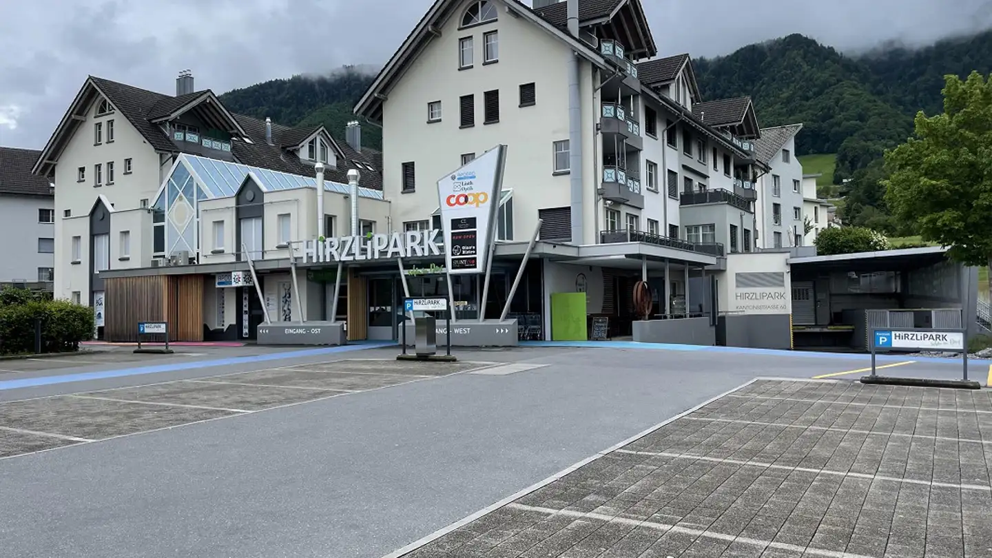 Mixed-use building for rent - Kantonsstrasse 60, 8864 Reichenburg