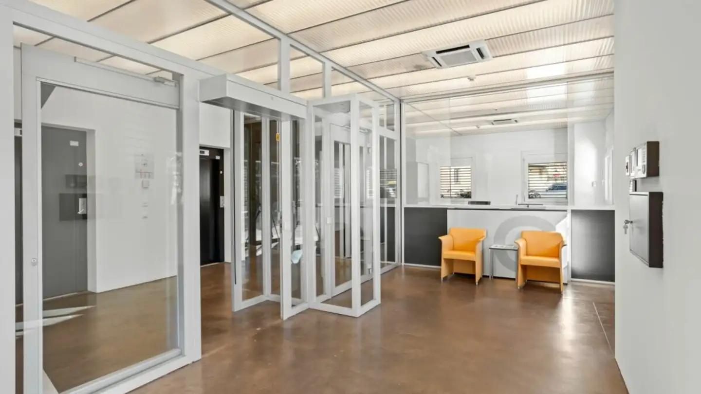 Office space for rent - 6930 Bedano - Photo 2