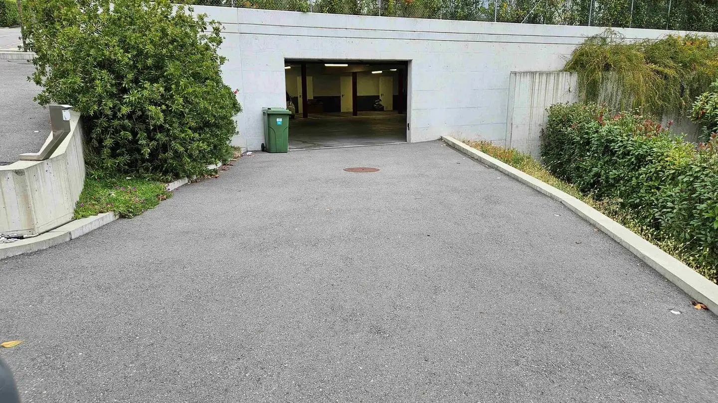 Underground parking space for rent - Vicolo Torcett 4, 6648 Minusio