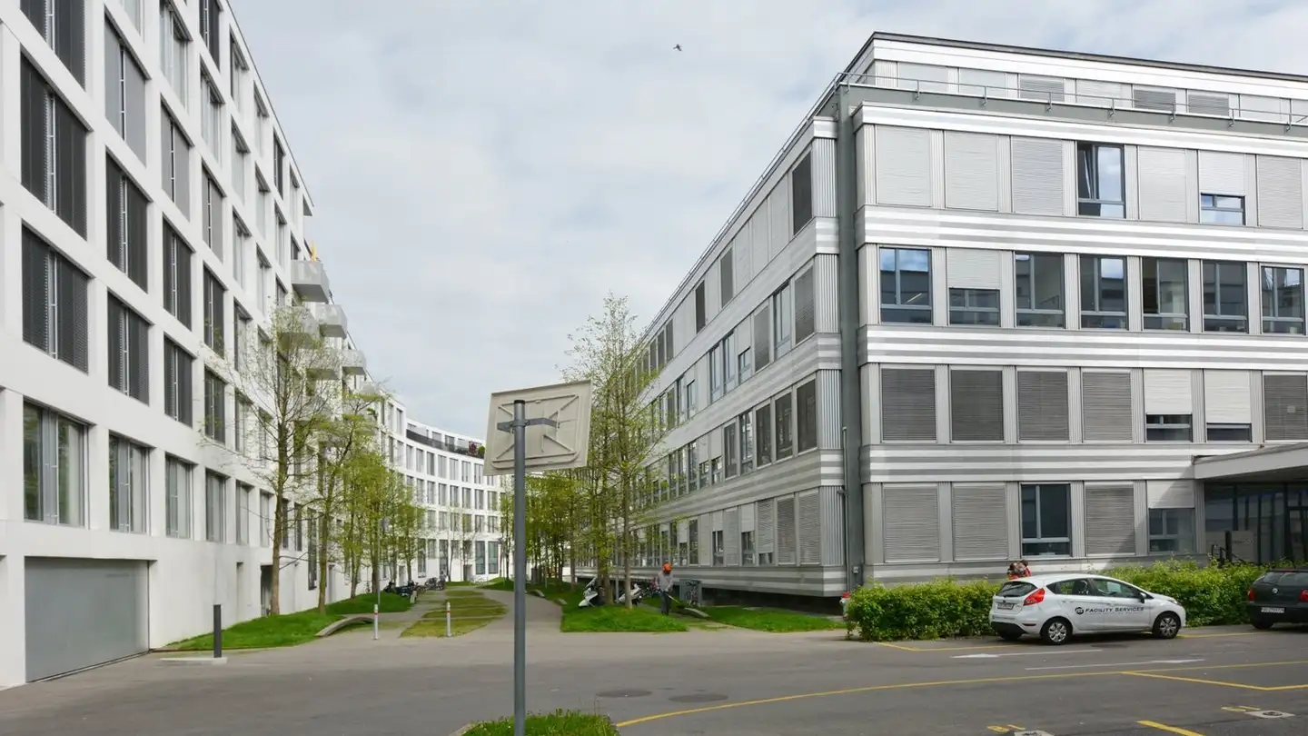 Parcheggio interno per moto in affitto - Staffelstrasse, 8045 Zürich
