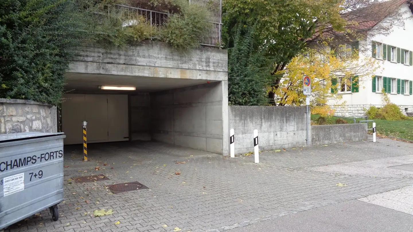 Outdoor parking space for rent - Champs-Forts 7, 2740 Moutier