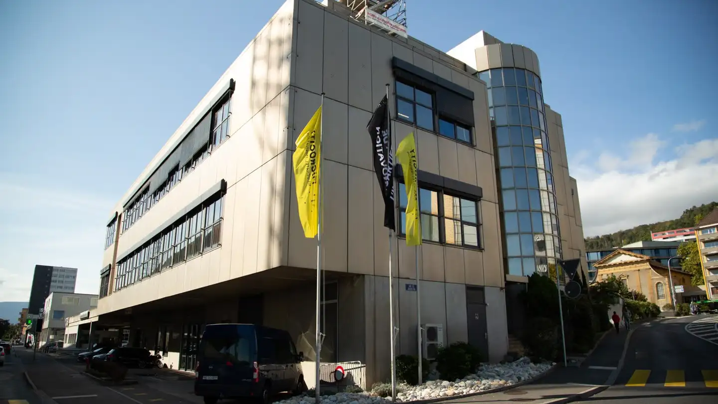 Place de parking extérieure à louer - Rue De La Pierre-À-Mazel 39, 2000 Neuchâtel