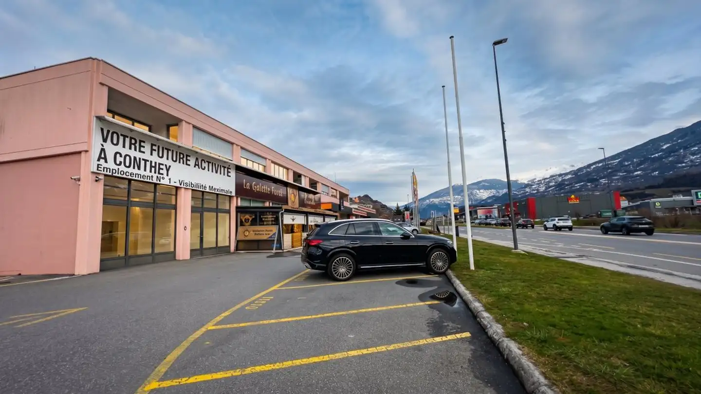 Shop for rent - Avenue De La Gare 37, 1964 Conthey