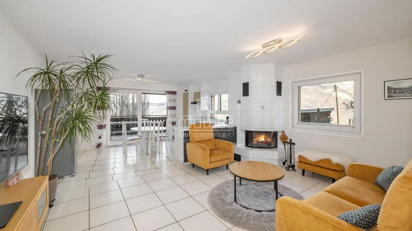 Semi-detached house for sale - 1907 Saxon