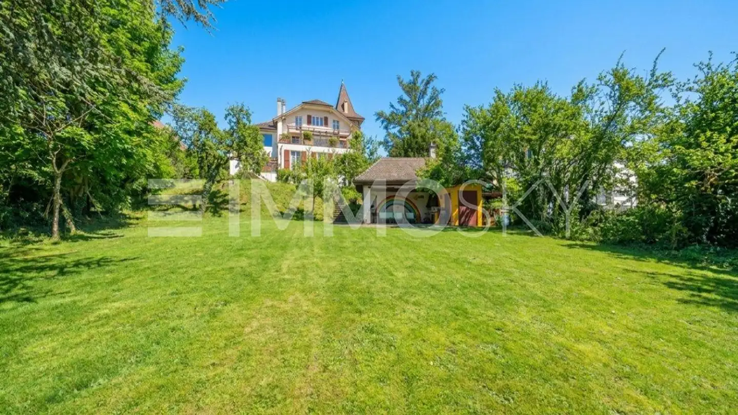 Residential building for sale - 2035 Corcelles NE