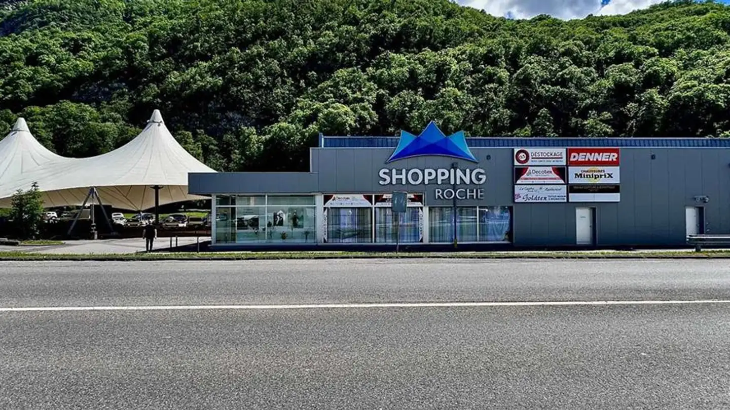 Shop for rent - 1844 Villeneuve VD