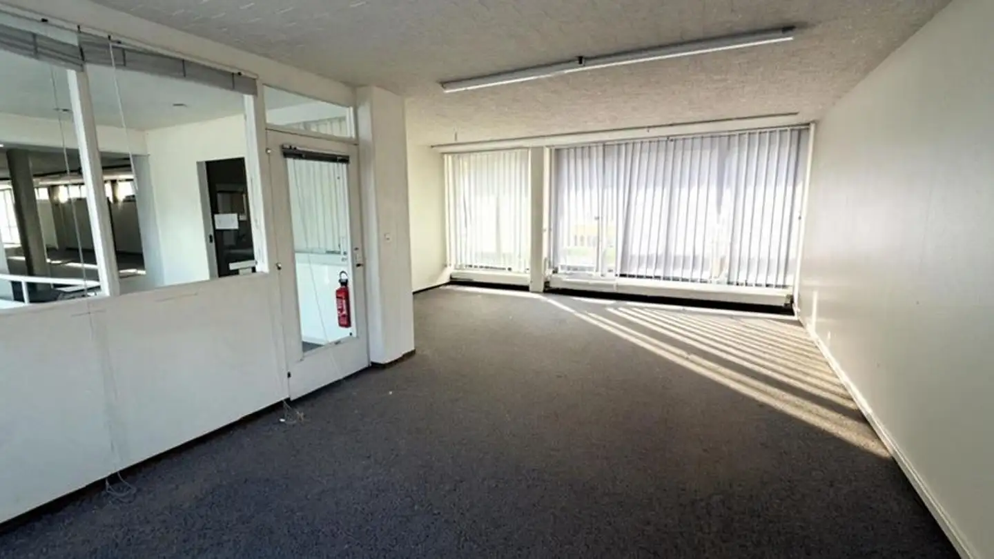 Bureau à louer - Rue des Crêtets 130, 2300 La Chaux-de-Fonds - Photo 3