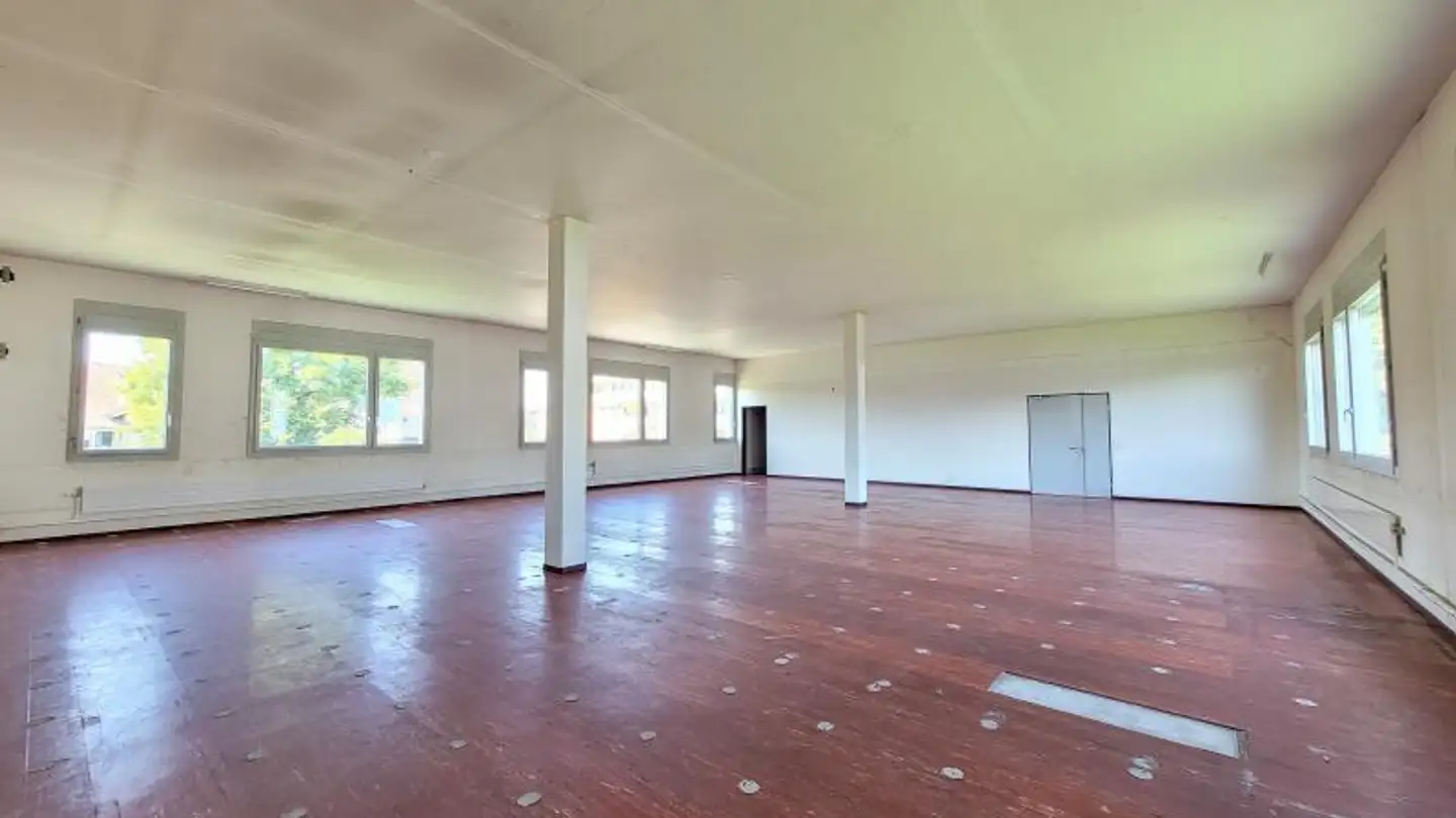 Commercial à louer - Alte Zihlstrasse 4, 8340 Hinwil