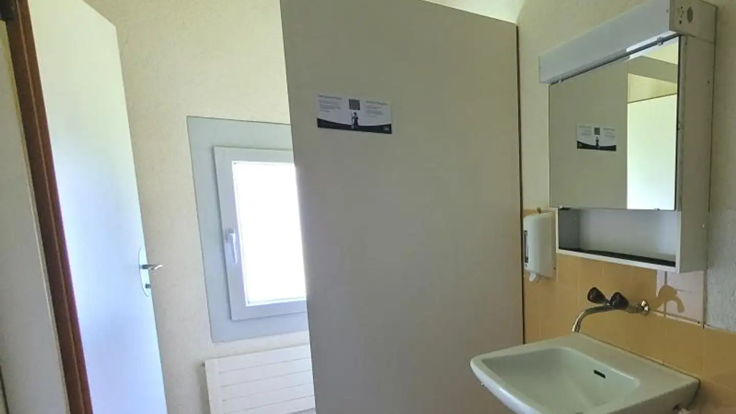 Commercial à louer - Alte Zihlstrasse 4, 8340 Hinwil - Photo 3