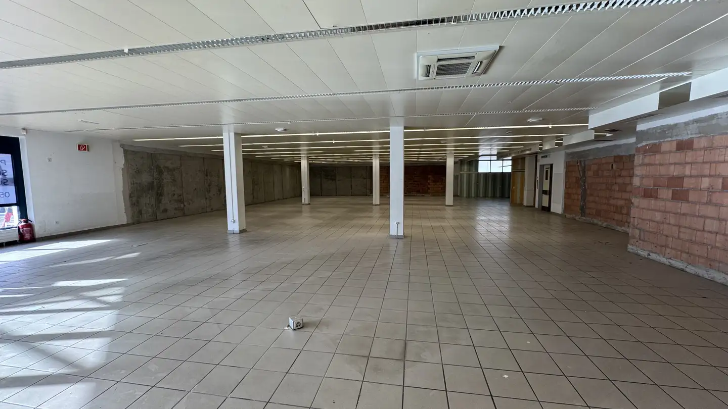 Magasin à louer - Rue Du 23-Juin 40, 2822 Courroux - Photo 2