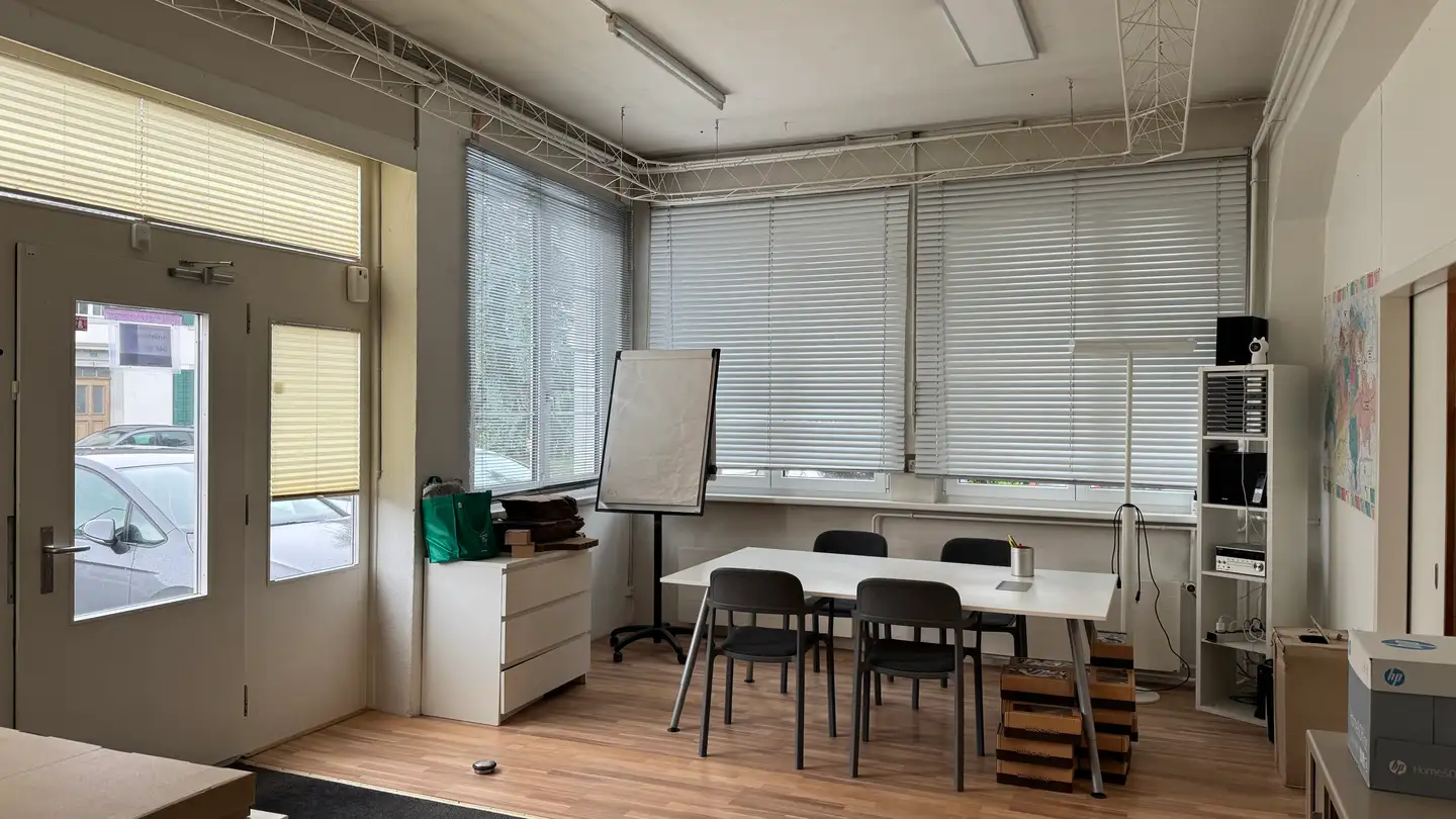 Commercial à louer - Landstrasse 23, 8112 Otelfingen