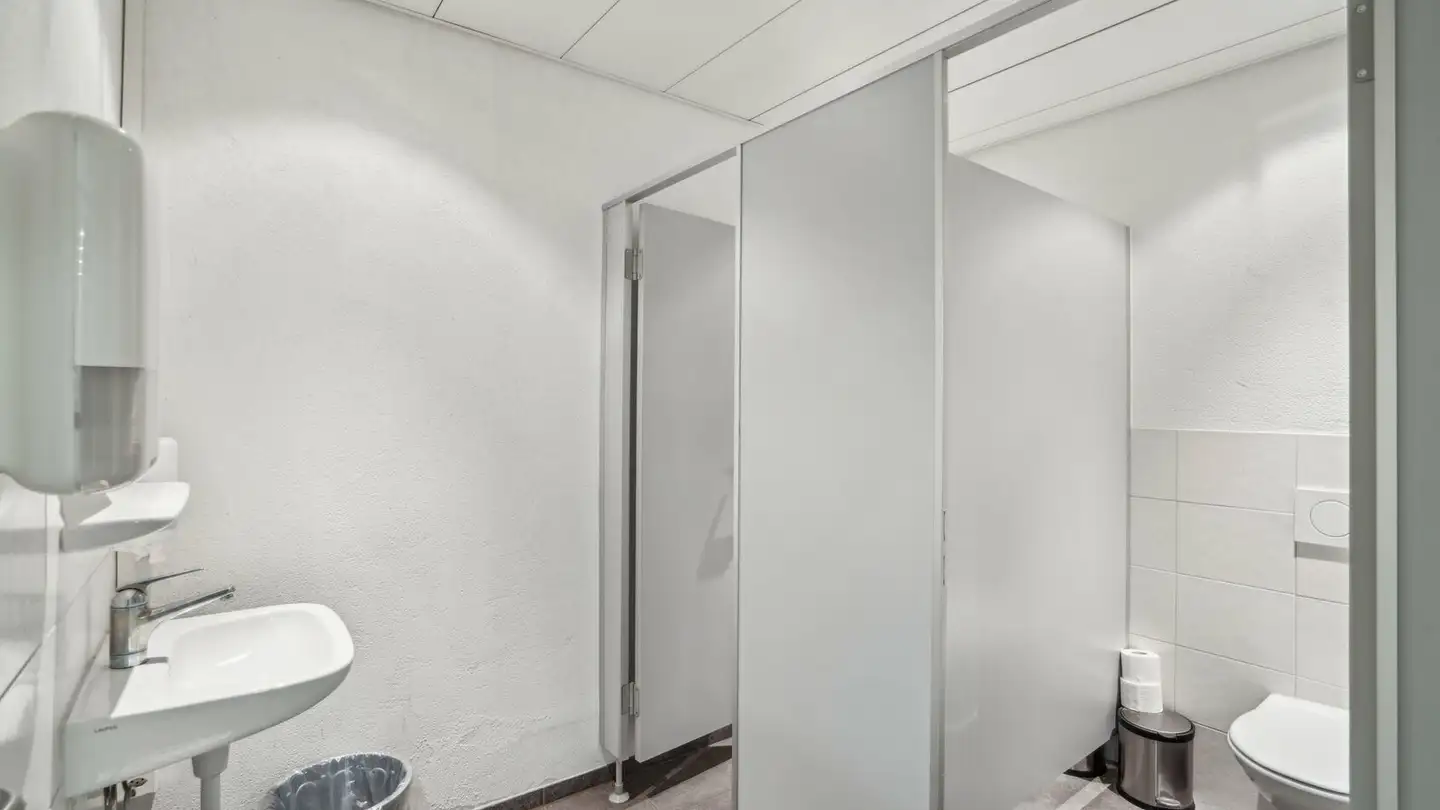Commercial à louer - Hardhofstrasse 17, 8424 Embrach