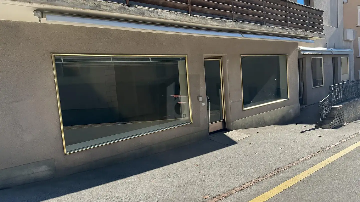 Magasin à louer - 3972 Miège