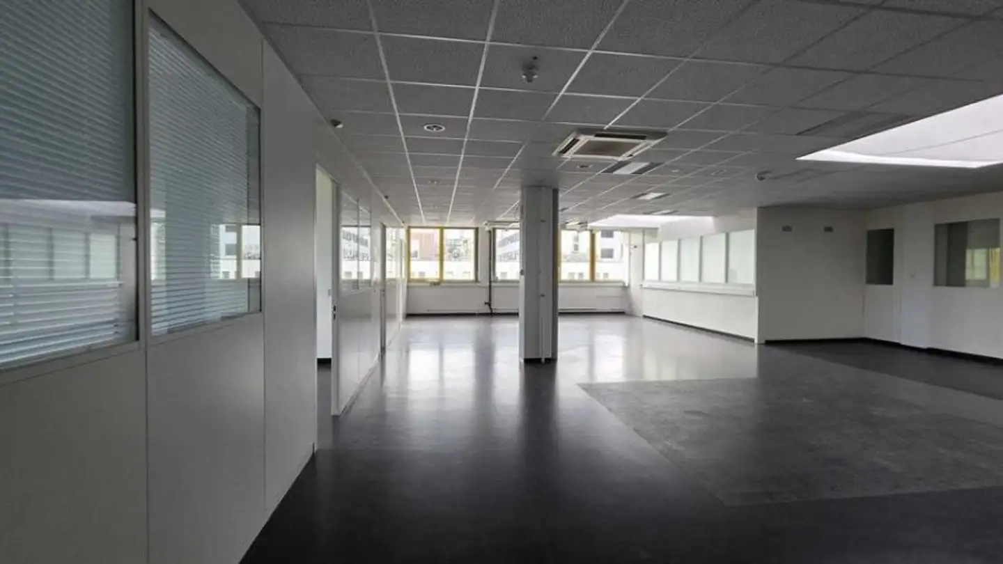 Commercial à louer - Rue De L'hôtel-De-Ville 101, 2300 La Chaux-de-Fonds - Photo 2