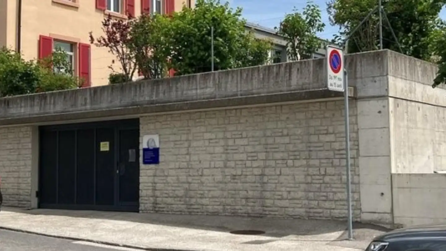 Commercial for rent - Rue Des Crêtets 83, 2300 La Chaux-de-Fonds