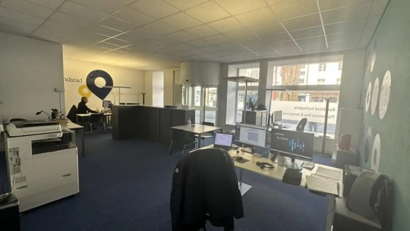 Commercial for rent - Avenue Léopold-Robert 33, 2300 La Chaux-de-Fonds - Photo 2