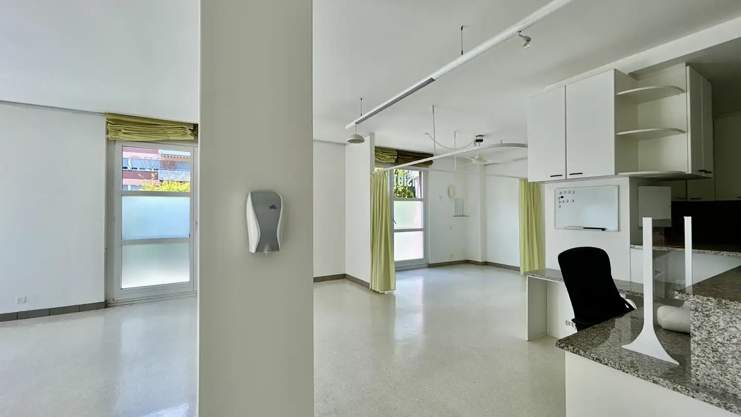 Mixed-use building for rent - 6982 Agno - Photo 3