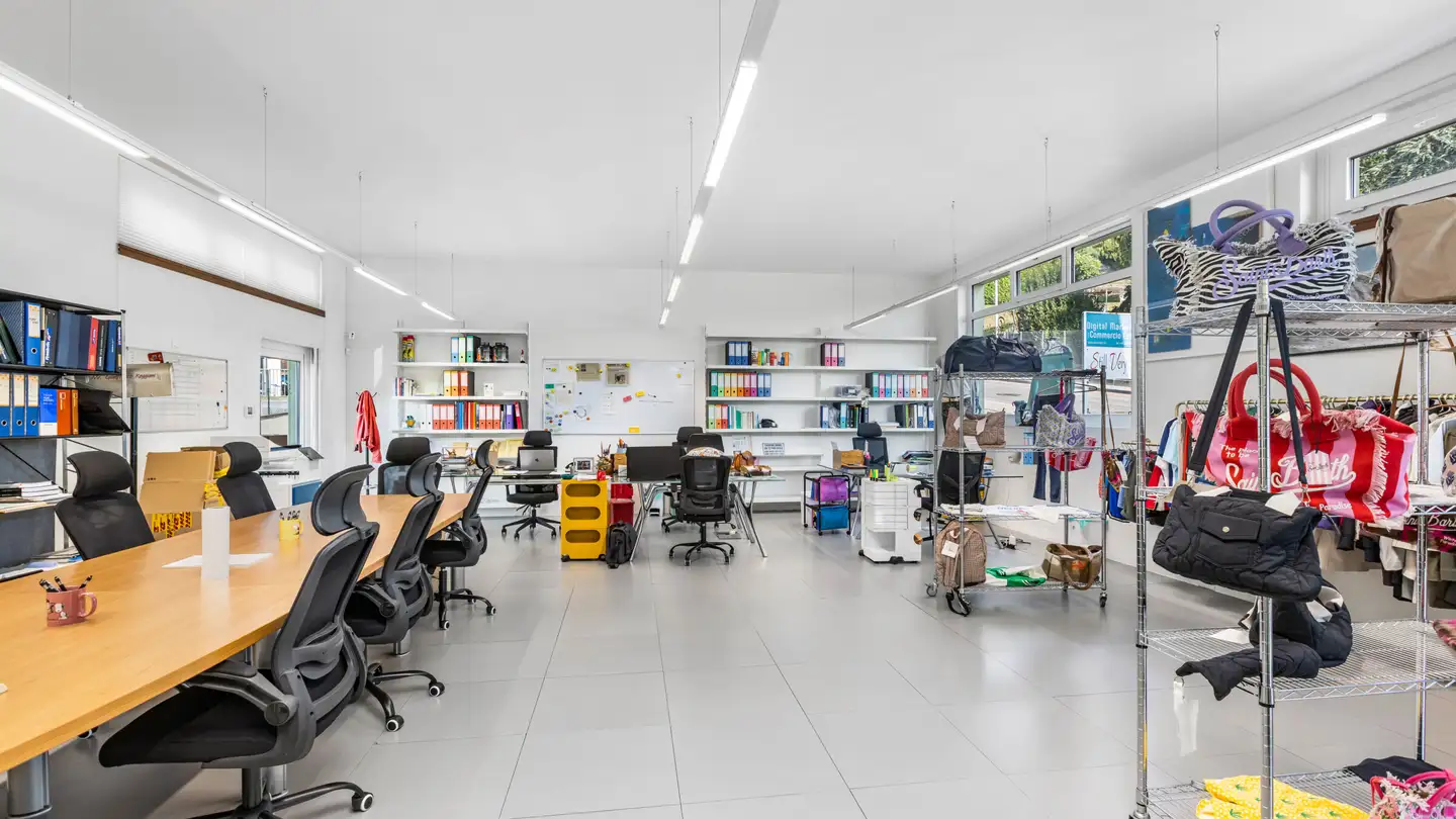 Mixed-use building for sale - 6863 Besazio