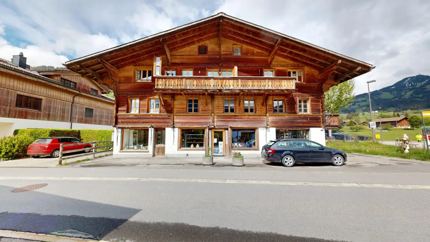 Mixed-use building for sale - 3792 Saanen