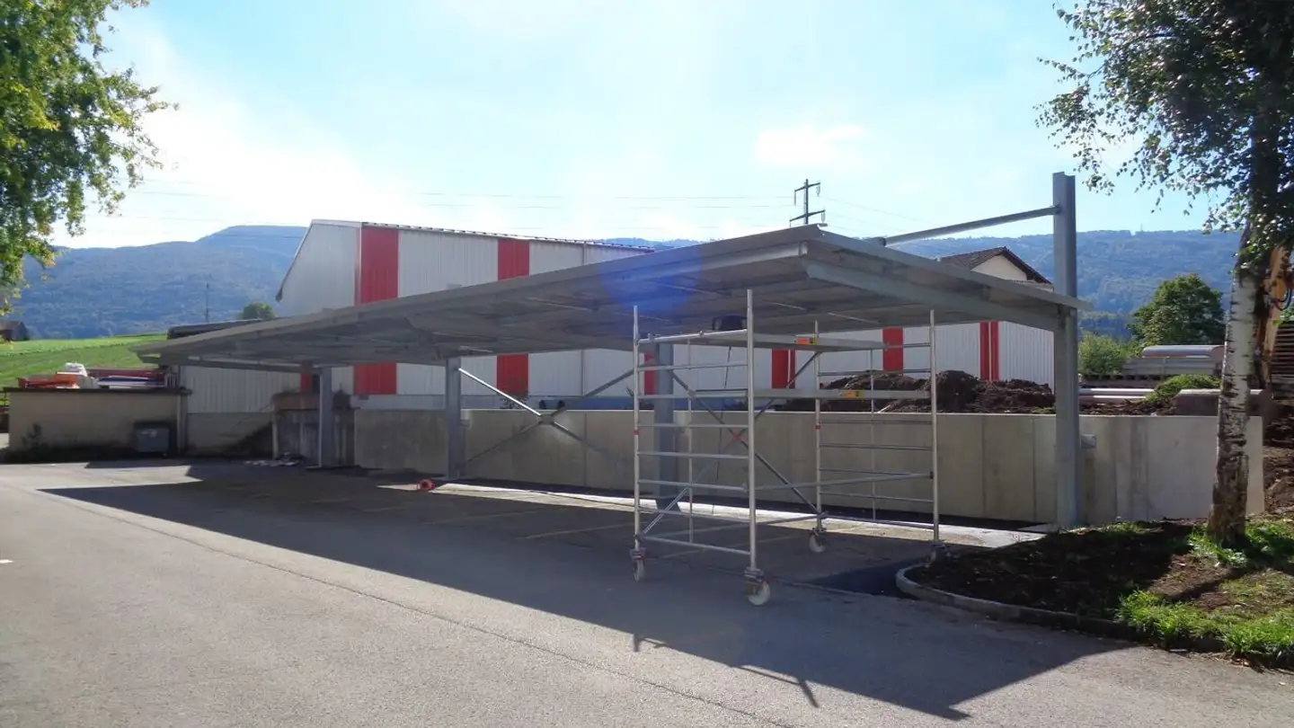 Place de parking couverte à louer - Aux Fossés 1, 2852 Courtételle - Photo 2