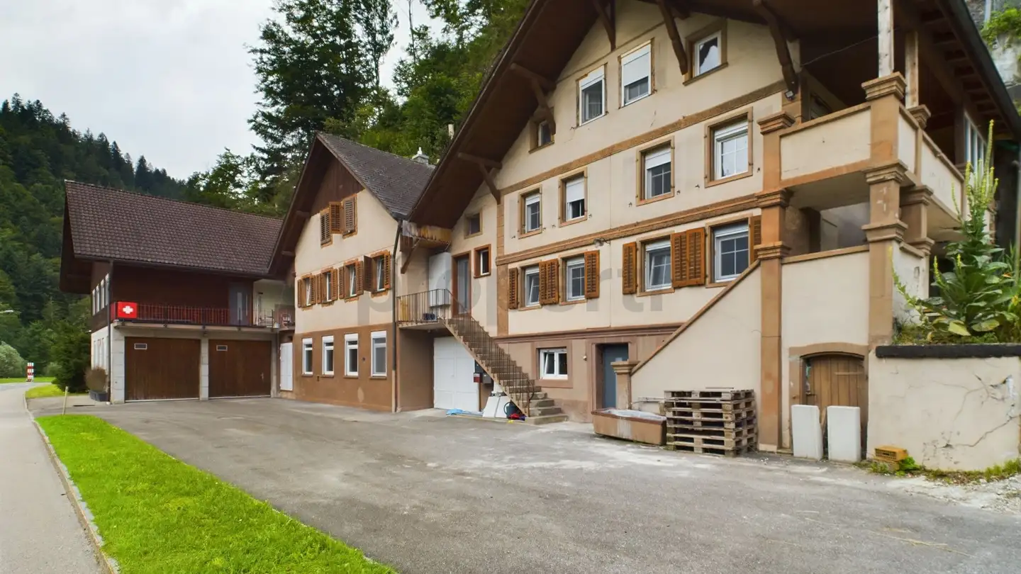 Residential building for sale - 6192 Wiggen