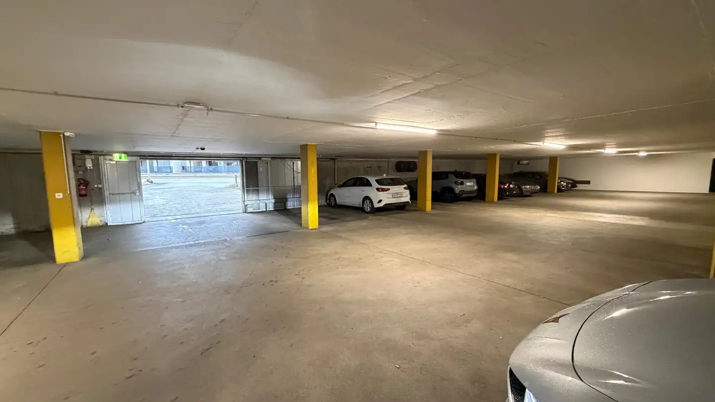 Tiefgaragenstellplatz mieten - Hubring 42, 8303 Bassersdorf
