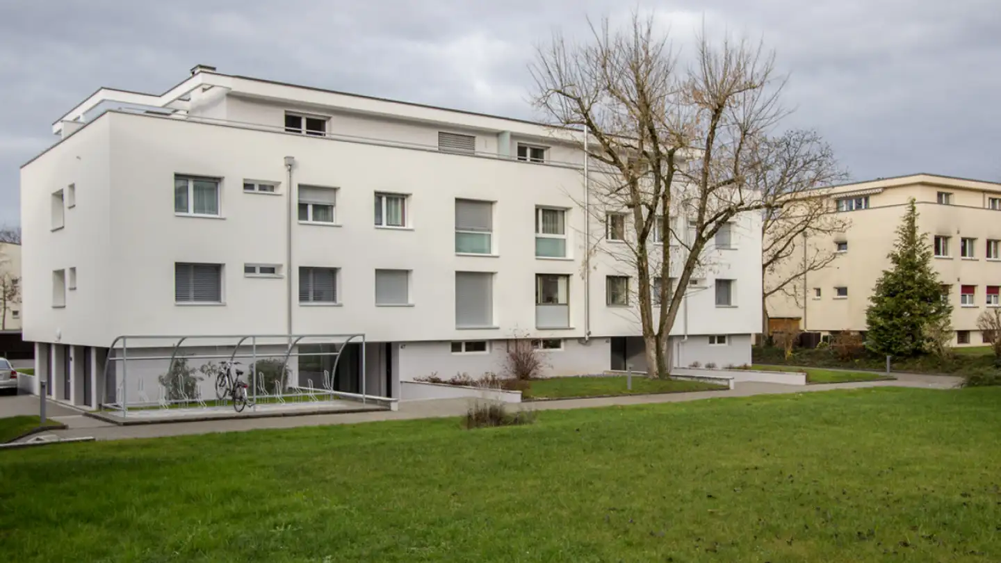 Outdoor motorbike parking space for rent - Hofmattweg 49, 4144 Arlesheim - Photo 3