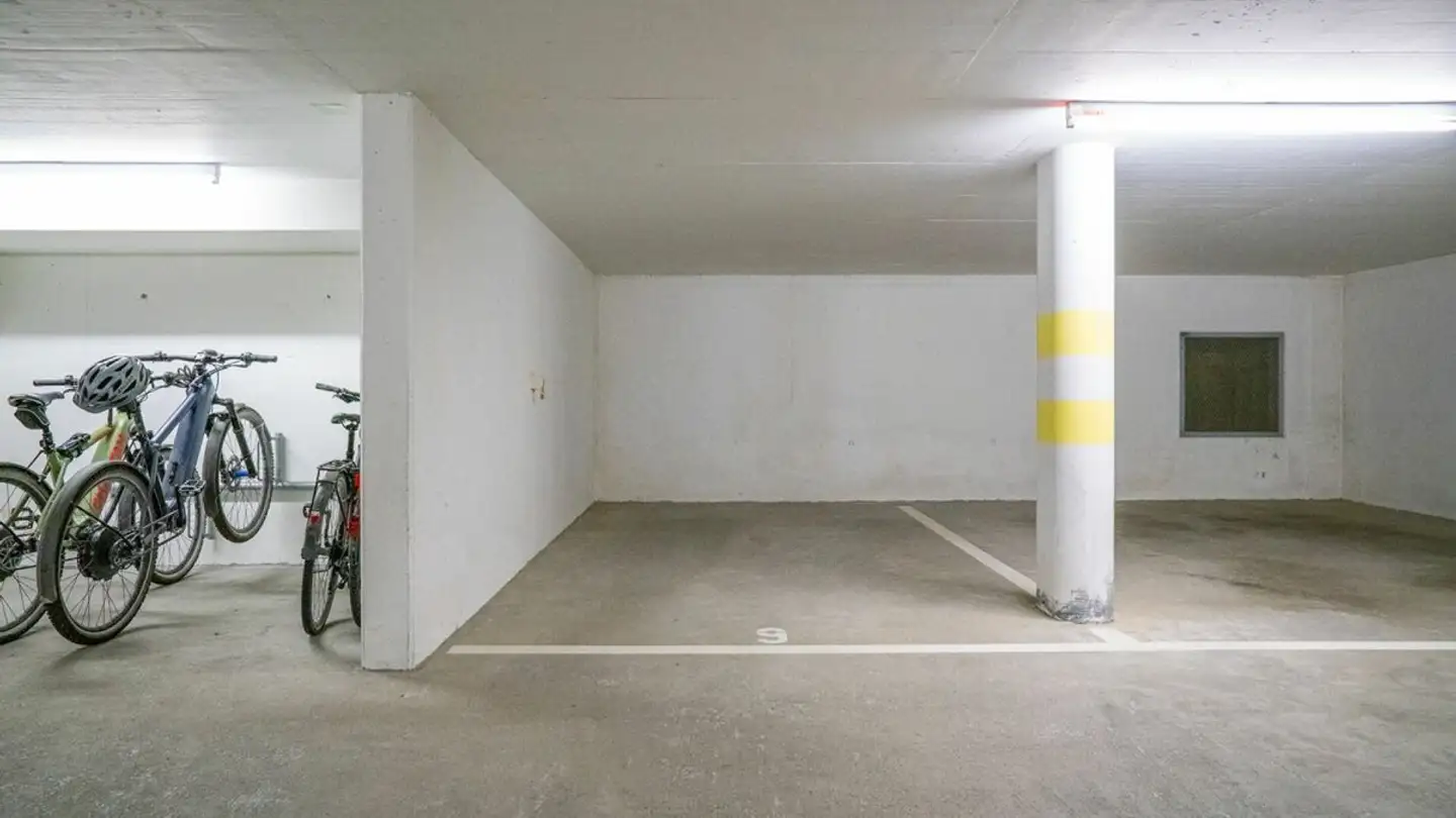 Place de parking extérieure à louer - Fangenstrasse 11, 8713 Uerikon