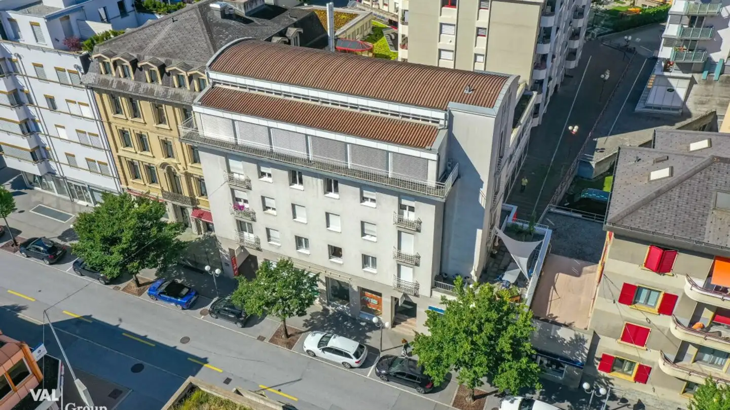 Mixed-use building for rent - 3900 Brig