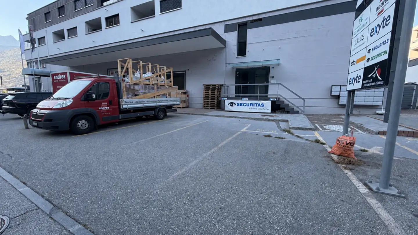 Place de parking extérieure à louer - Allmei 3, 3930 Visp - Photo 2