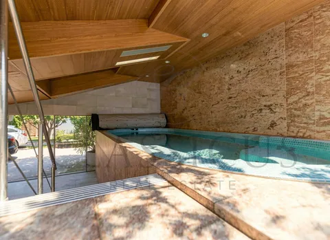 Une maison de famille rare avec jardin, bassin de nage et env. 440 m² utiles